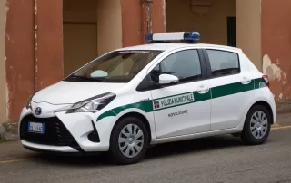 Danneggia tre auto Polizia