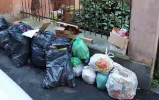 Via Durazzo abbandono rifiuti novi
