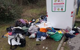 vestiti abbandonati in via mazzini novi