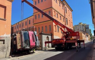 camion ribaltato novi