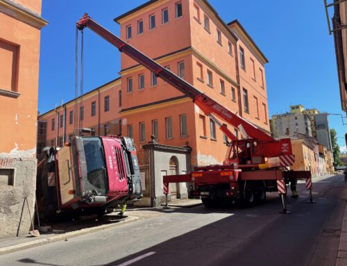 Le foto del camion ribaltato in via Mazzini a Novi
