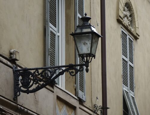 Caso centro storico di Novi: i vetri dei lampioni restano al loro posto