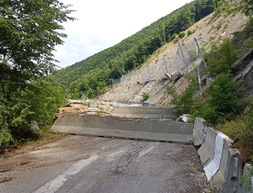 Carrega, Provincia blocca l’accesso con barriere in cemento. Il Comune: “Vogliono farci morire”