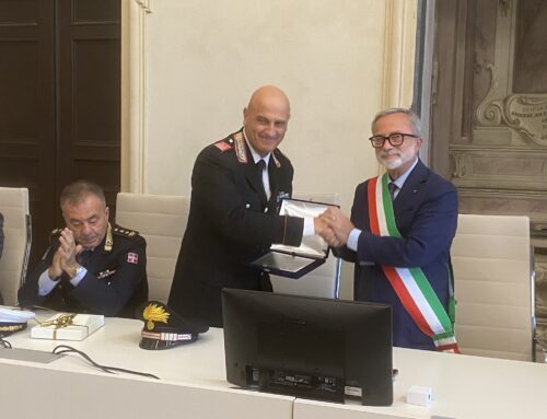 Cerimonia di commiato a Novi per il luogotenente Marco Pingaro: consegnata targa dal Sindaco
