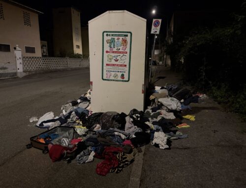 Disservizi raccolta abiti usati a Novi: furto marmitte dei furgoni della cooperativa che se ne occupa