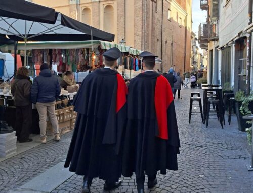 Fiera di Santa Caterina: i Carabinieri in uniforme con mantello per le vie della città