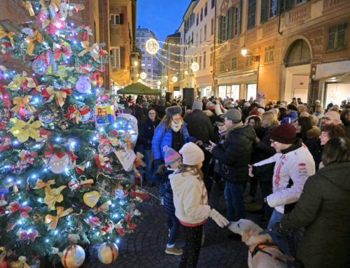 Acceso l’Albero del volontariato a Novi con MusicArte e il pensiero ai lavoratori dell’Ilva