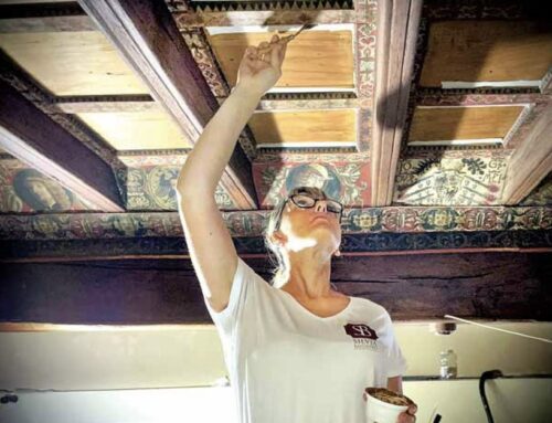 Silvia Balostro, restauratrice di Vignole che sta lavorando al plastico ligneo di Novi