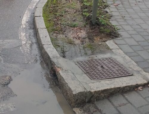 Camion che passano sui marciapiedi e girano cartelli a Novi: la denuncia di un cittadino