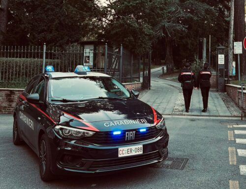 Lite fuori da un supermercato a Serravalle: spunta un’arma e intervengono i Carabinieri
