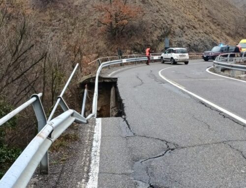 Cede un pezzo di strada nei pressi del Ponte del Carmine in Val Borbera: circolazione sospesa