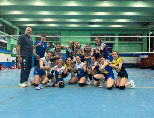 Le pallavoliste di Occimiano allenate da Marco Barbagelata soccorrono un uomo dopo allenamento