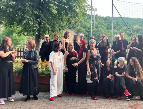 La compagnia ‘Le Scarpe Rosse’: quando il teatro diventa urgenza e indignazione