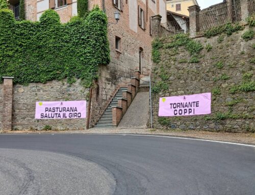 Striscioni per omaggiare il Giro d’Italia sui tornanti di Pasturana