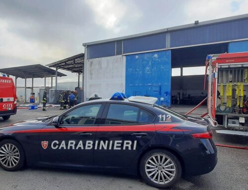 Incendio in un deposito di autotrasporti a Pozzolo: sul posto i Vigili del Fuoco e i Carabinieri