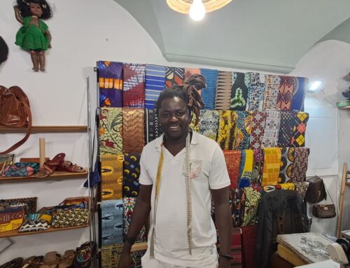 Serigne Ndiaye, il sarto senegalese della boutique ‘Ajanaa’ di via Roma a Novi