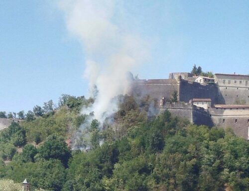 Vasto incendio nei boschi sotto al Forte di Gavi: sul posto Vigili del Fuoco e i volontari
