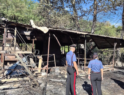 Arquata, incendio in un pascolo in località Vocemola: distrutto un capanno