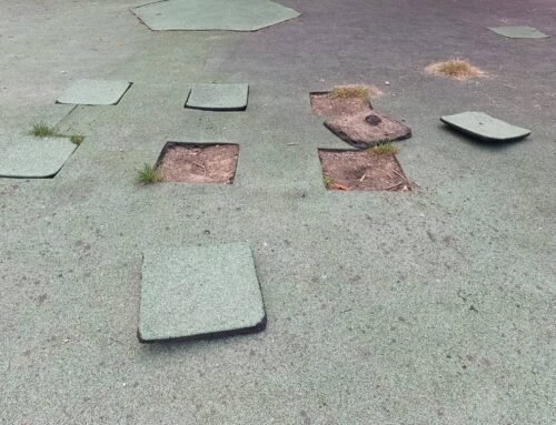 Vandali nei giardini Garibaldi di viale Saffi, danneggiata pavimentazione dell’area giochi