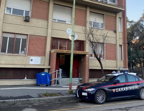 Truffa dello specchietto a Novi: uomo tenta estorsione a cliente di un supermercato, denunciato