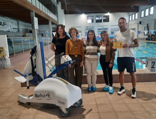 Smurfit ha donato un sollevatore per persone con disabilità alla piscina di Novi